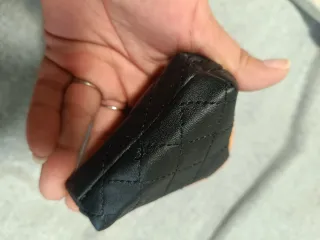 Monedero acolchado negro y beige