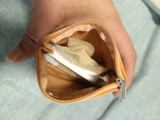 Monedero acolchado negro y beige