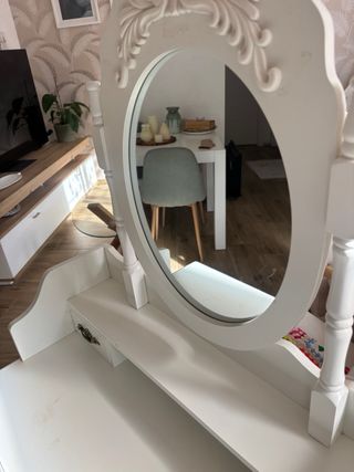 Tocador con espejo y taburete