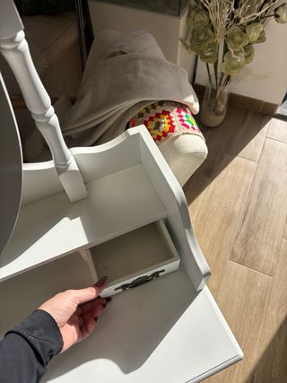 Tocador con espejo y taburete