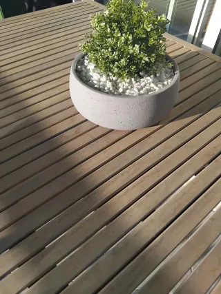 Mesa de jardín extensible de madera.