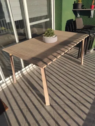 Mesa de jardín extensible de madera.
