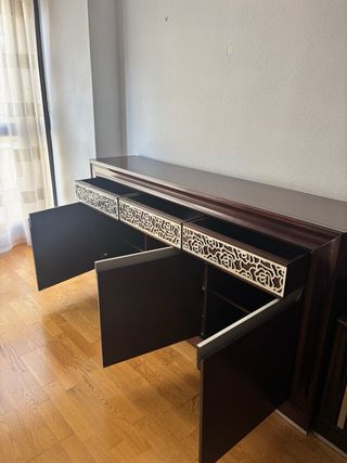 Mueble de salón madera maciza y detalles plateados