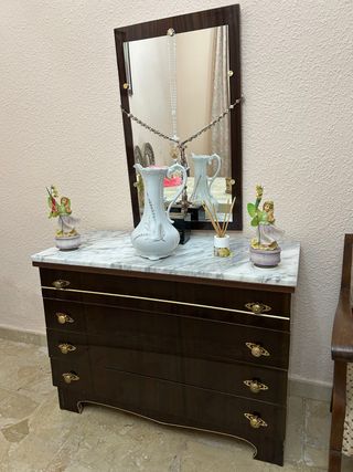 Cómoda de madera con espejo y mármol