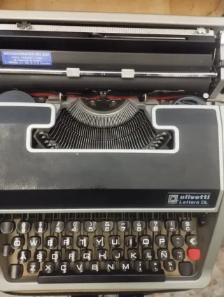Máquina de escribir Olivetti Lettera DL