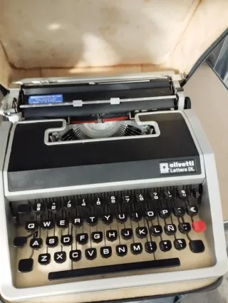 Máquina de escribir Olivetti Lettera DL