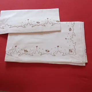 Juego sábanas antiguas de hilo bordadas.Cama doble
