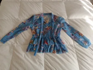 Blusa floral azulada con volantes