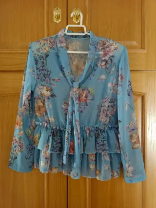 Blusa floral azulada con volantes