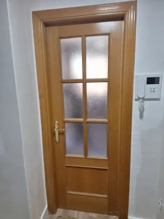 Puerta de madera de roble con cristal