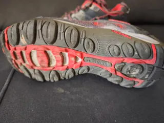 Zapatillas Merrell grises y rojas