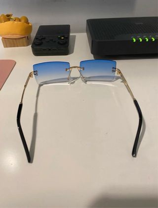 Gafas de sol rectangulares azules y doradas