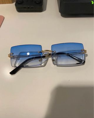 Gafas de sol rectangulares azules y doradas