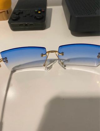 Gafas de sol rectangulares azules y doradas