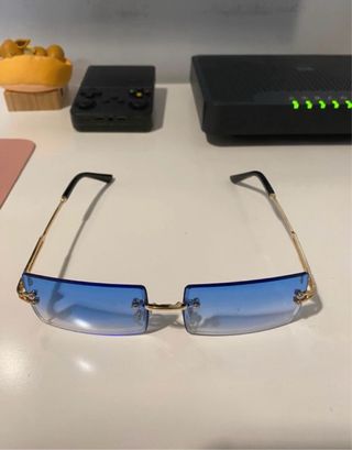 Gafas de sol rectangulares azules y doradas