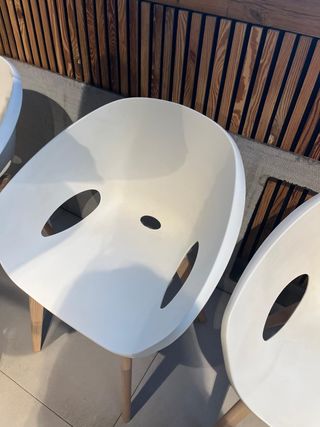 Sillas blancas polipropileno y madera (4uds)