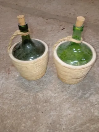 2 Garrafones de vino verdes