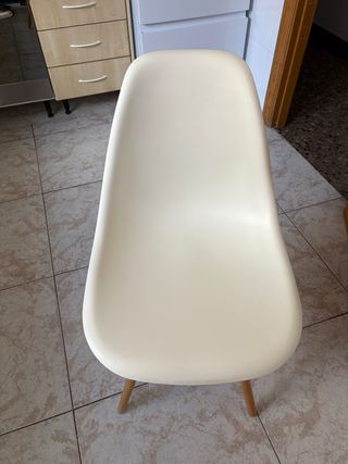 Sillas de plástico y madera beige