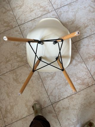 Sillas de plástico y madera beige