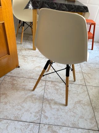 Sillas de plástico y madera beige