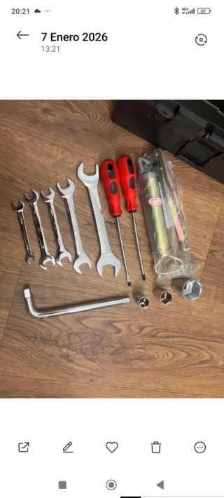 Caja de herramientas con llaves y destornilladores