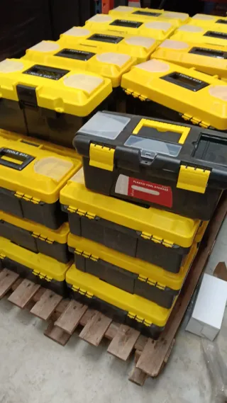 Caja de herramientas con llaves y destornilladores