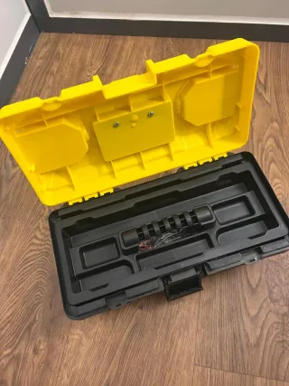 Caja de herramientas con llaves y destornilladores