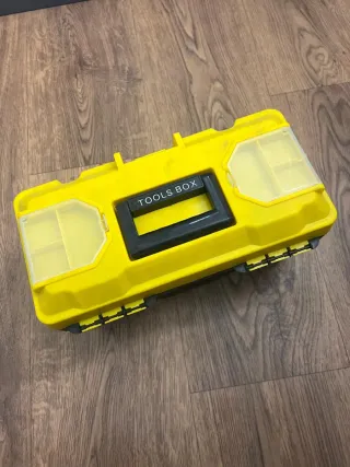 Caja de herramientas con llaves y destornilladores