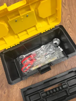 Caja de herramientas con llaves y destornilladores