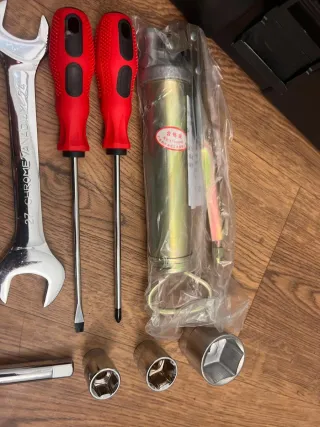 Caja de herramientas con llaves y destornilladores