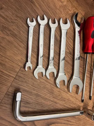 Caja de herramientas con llaves y destornilladores