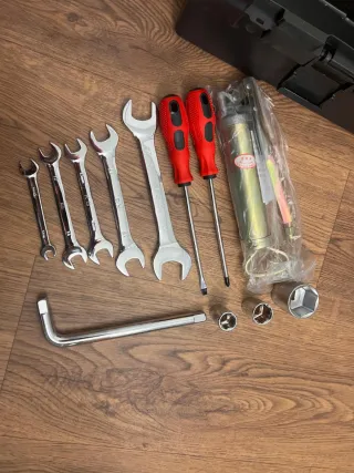 Caja de herramientas con llaves y destornilladores