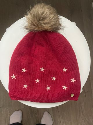 Gorro de invierno rojo con estrellas