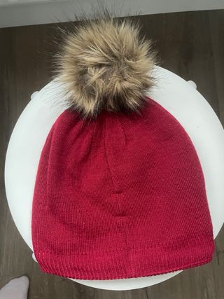Gorro de invierno rojo con estrellas