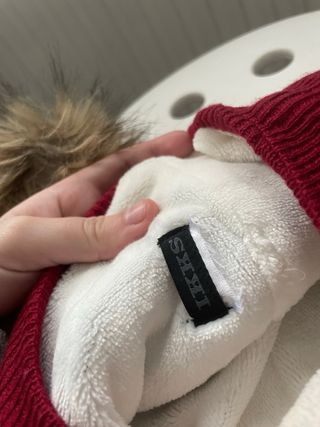 Gorro de invierno rojo con estrellas