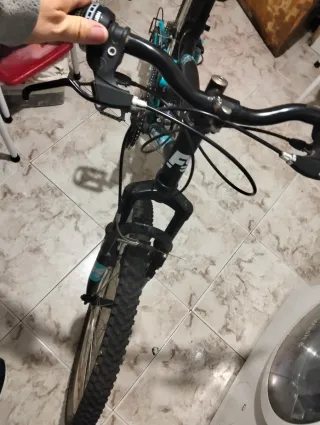 Bicicleta de montaña azul y negra 18