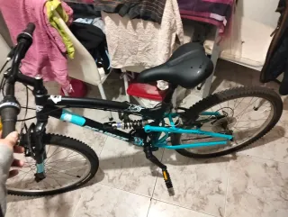 Bicicleta de montaña azul y negra 18