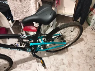 Bicicleta de montaña azul y negra 18
