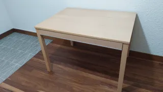 Mesa de estudio de madera color beige