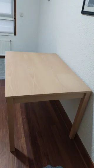 Mesa de estudio de madera color beige