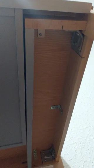 Mesa de estudio de madera color beige