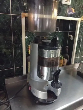 Molinillo de café plateado y negro