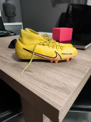 Botas de fútbol Nike Amarillas y Rosas
