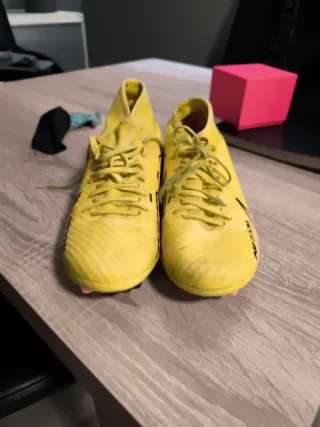 Botas de fútbol Nike Amarillas y Rosas