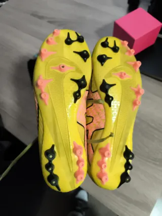 Botas de fútbol Nike Amarillas y Rosas