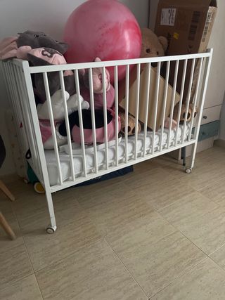 Cuna de bebé blanca
