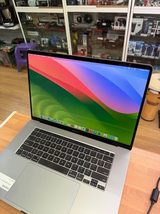 MacBook Pro 2019 16" i7 16GB RAM 512GB SSD