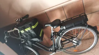 Bicicleta Eléctrica Negra con Portaequipajes