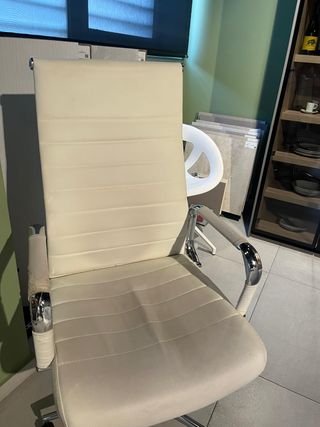 Silla de oficina blanca con ruedas