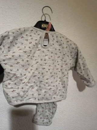 Conjunto Kiabi 9 meses flores rojas